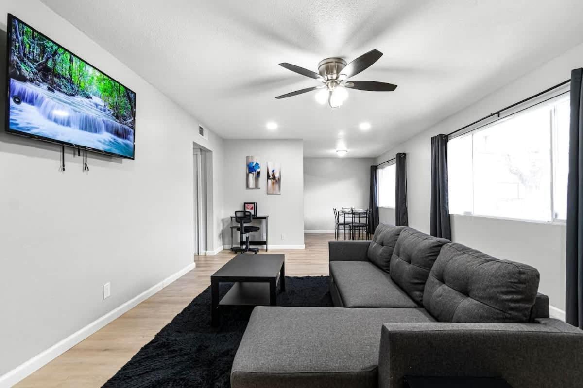 Gorgeous Two Bedroom Sleeps 6 Close To Strip * Las Vegas