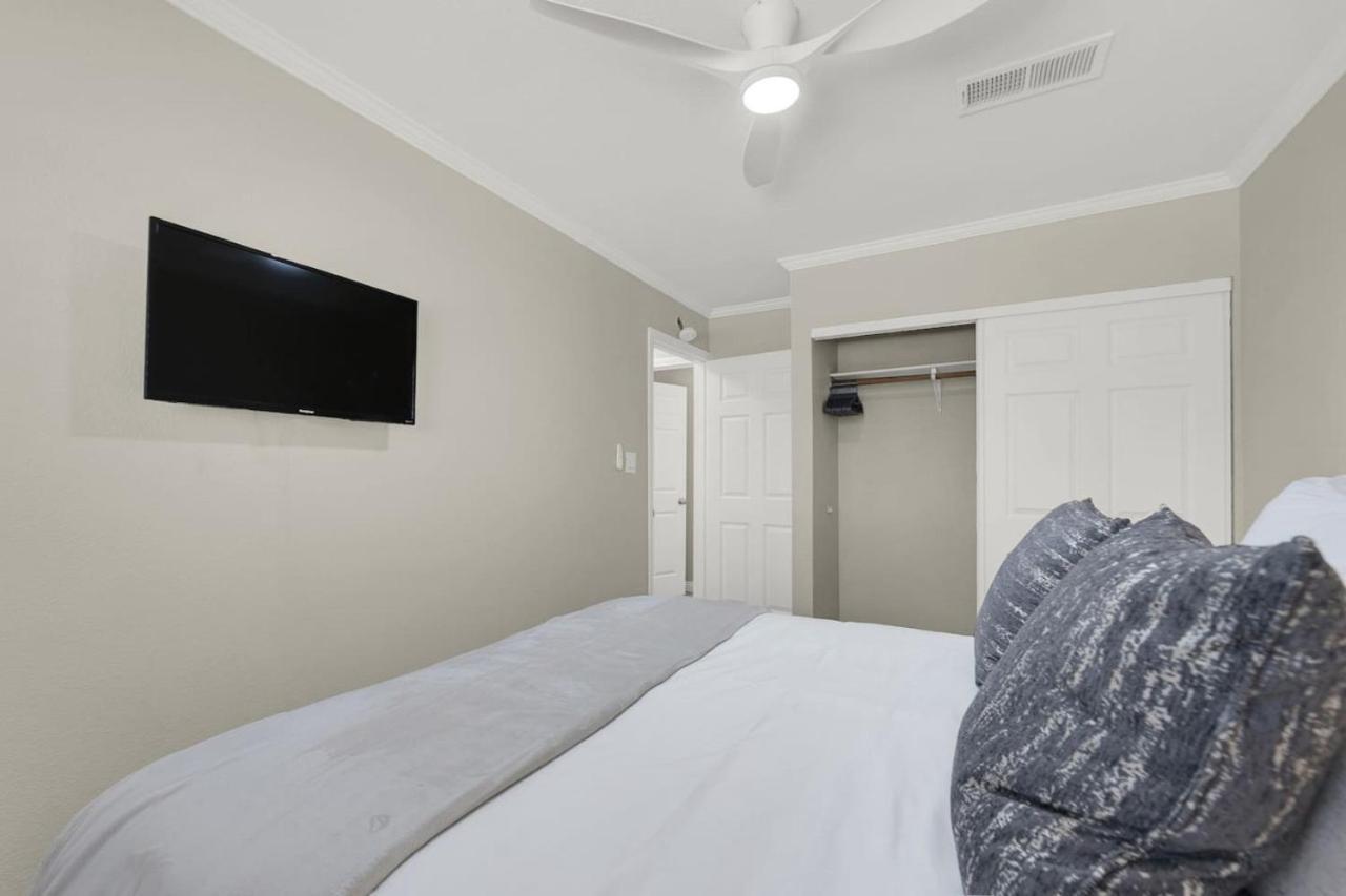 Spacious 4br Den With Pool, Jacuzzi, Bbq, Near Strip Las Vegas
