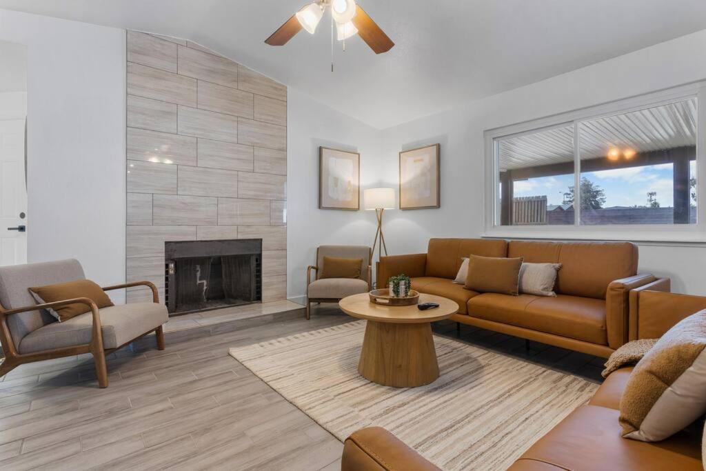 Holiday home 6 Bedroom Oasis With Pool, Pickle Ball, Golf & More! Las Vegas