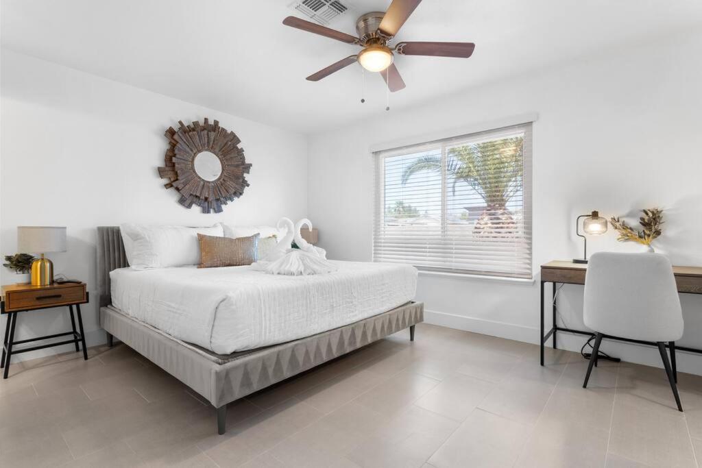 Holiday home 6 Bedroom Oasis With Pool, Pickle Ball, Golf & More! Las Vegas