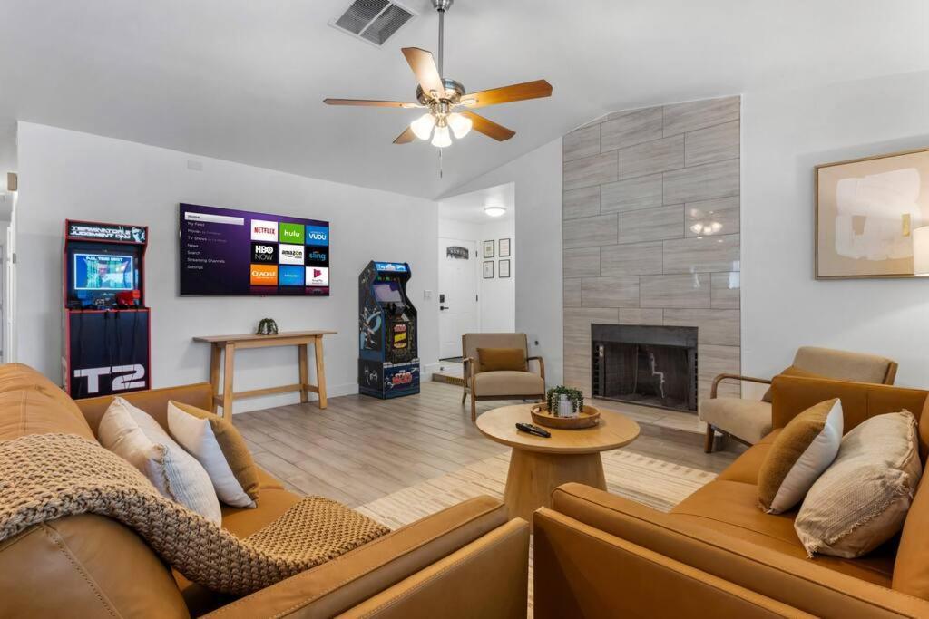 6 Bedroom Oasis With Pool, Pickle Ball, Golf & More! Holiday home *
