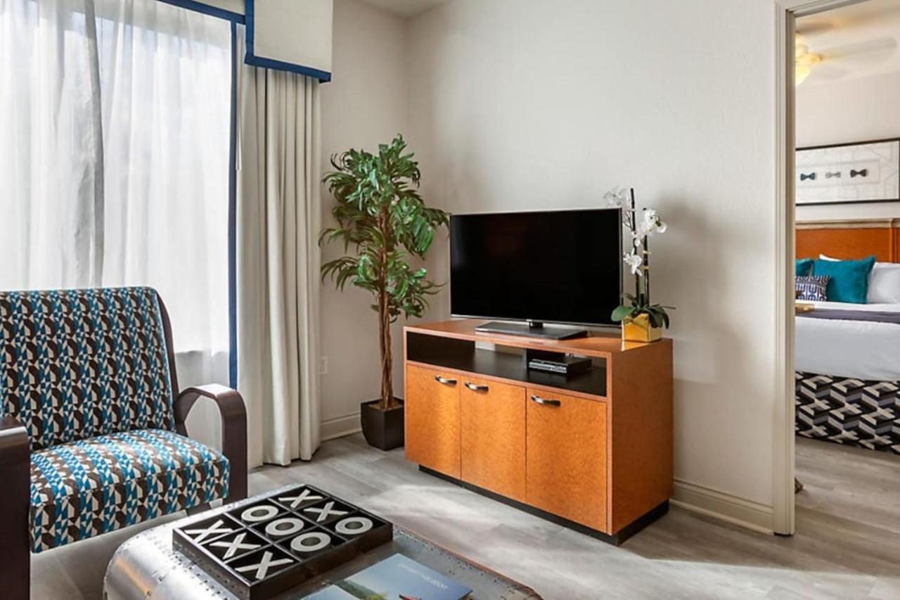 2bd With Amenities And Next To Shopping Right Off The Vegas Strip