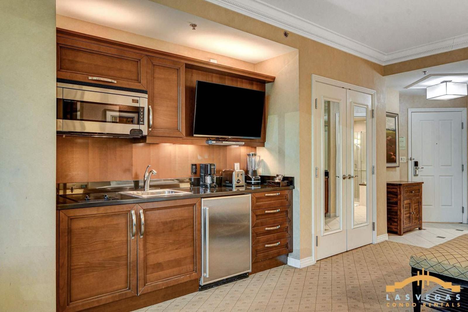 Mgm Signature-16-605 Strip View Balcony *
