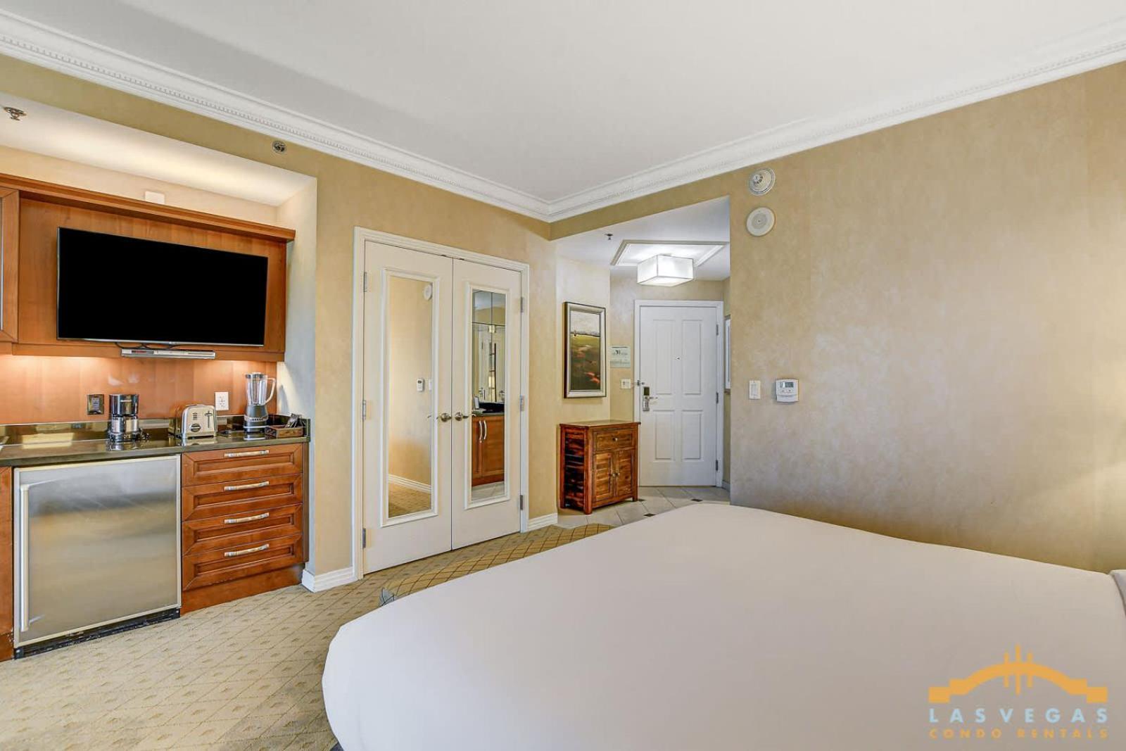Mgm Signature-16-605 Strip View Balcony