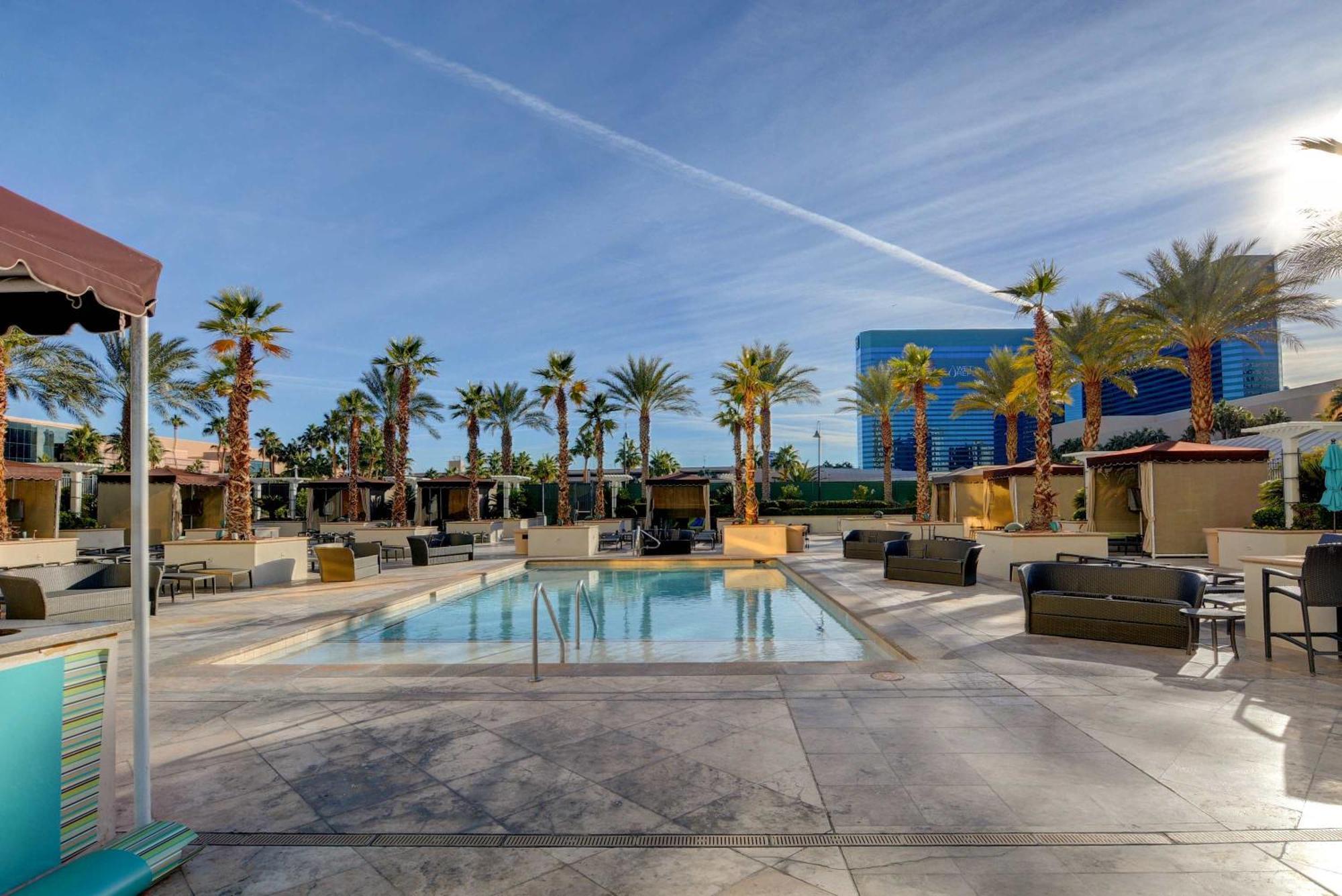 Mgm Signature-09-820 1br 2ba F1 Pits View Balcony *