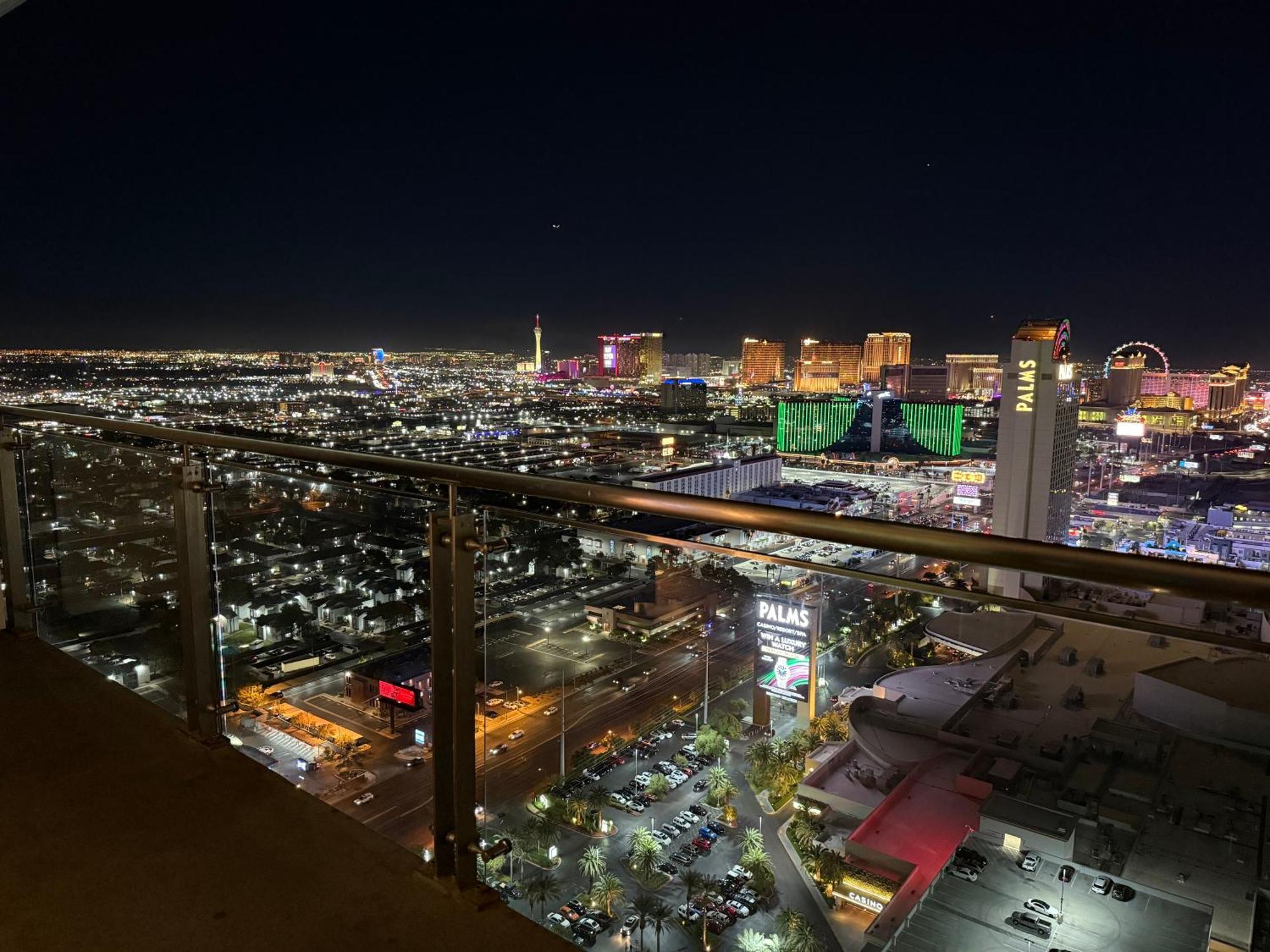 Ava 37th Flr Strip View Balcony Palms Place *