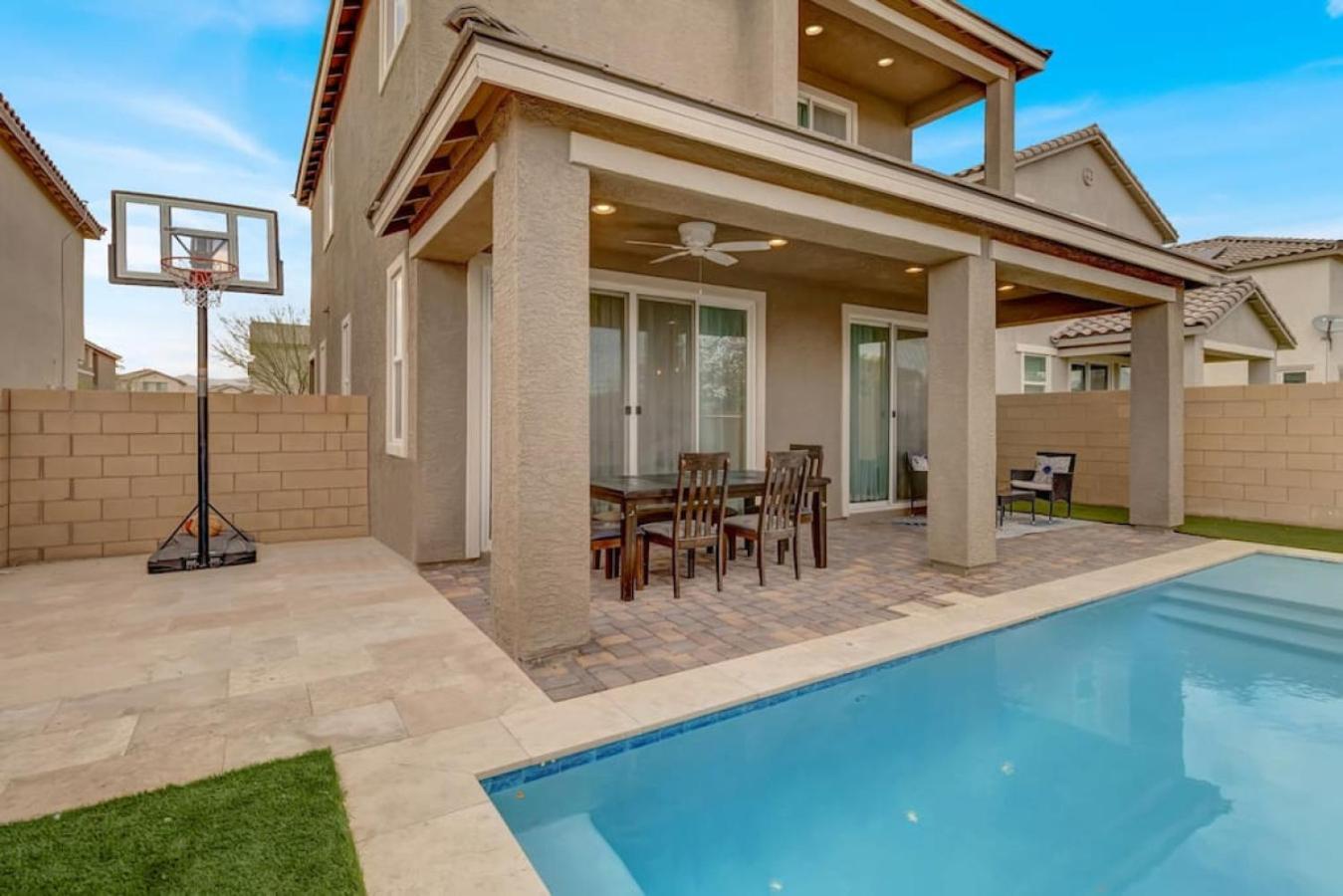 Serenity Retreat: 3br, Heated Pool, Parking Las Vegas