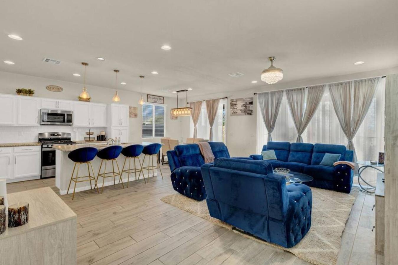 Serenity Retreat: 3br, Heated Pool, Parking