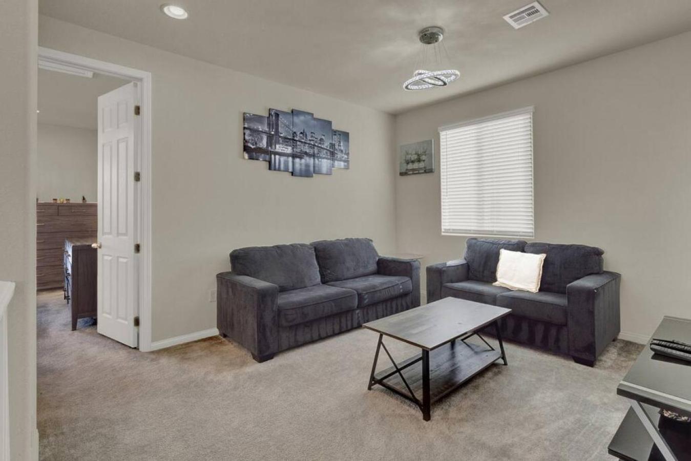 Serenity Retreat: 3br, Heated Pool, Parking *