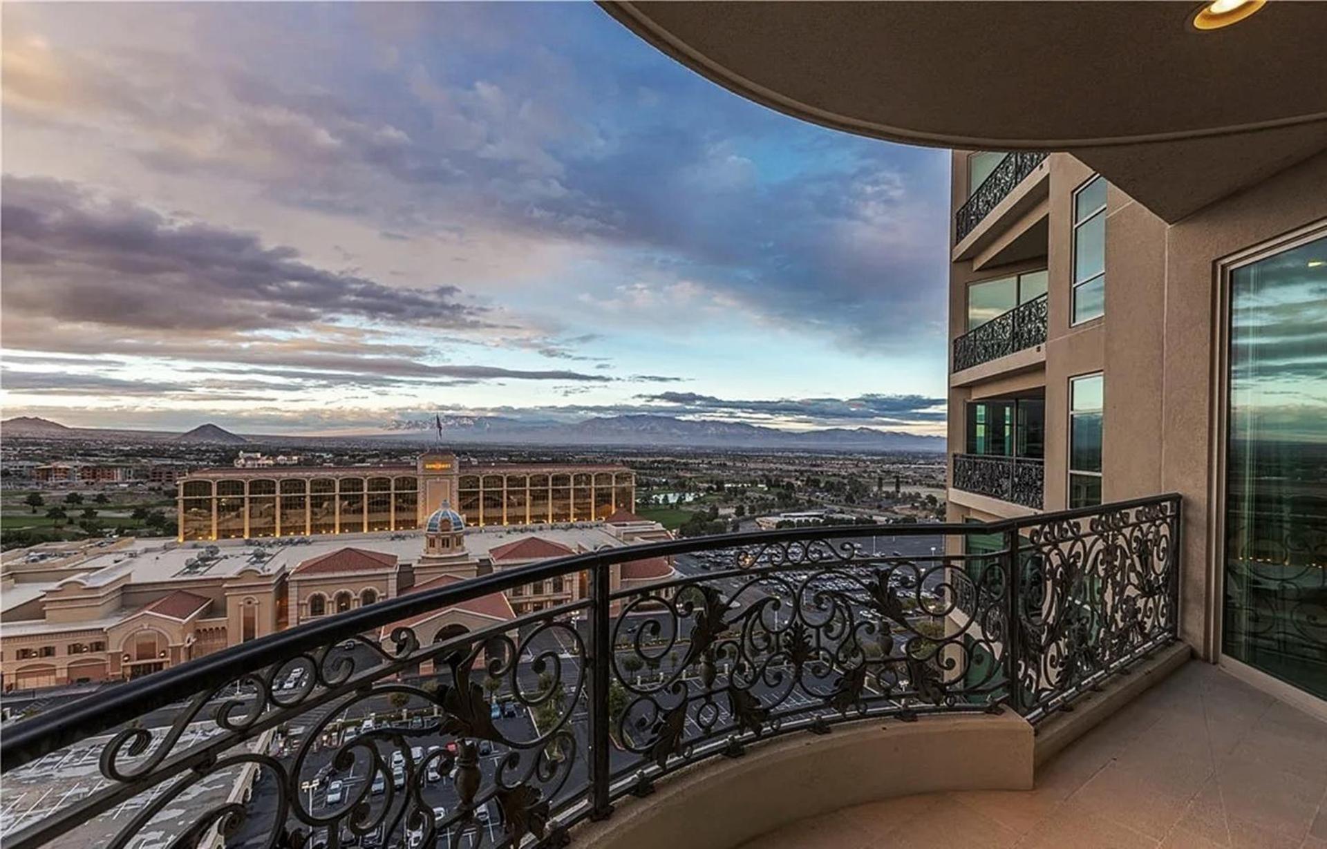 Luxurious Four-bedroom Penthouse * Las Vegas