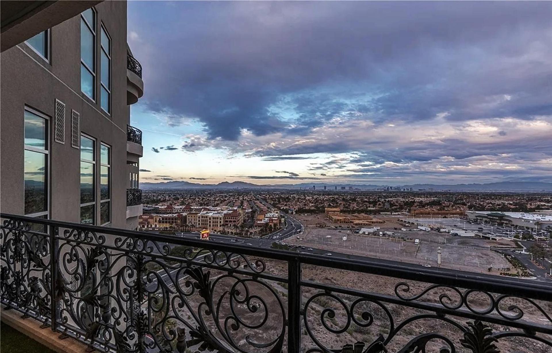 Apartment Luxurious Four-bedroom Penthouse *