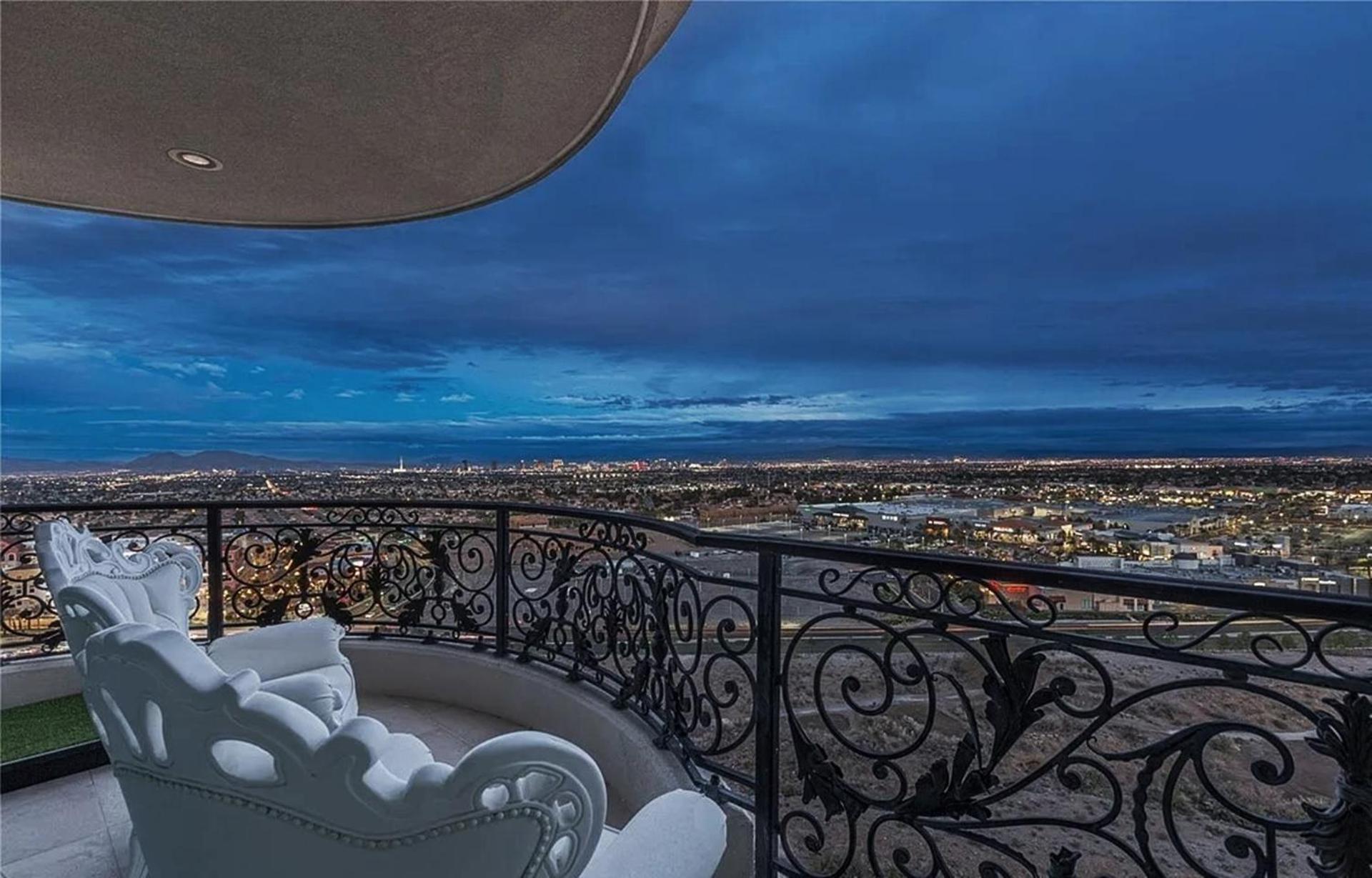 Luxurious Four-bedroom Penthouse Las Vegas
