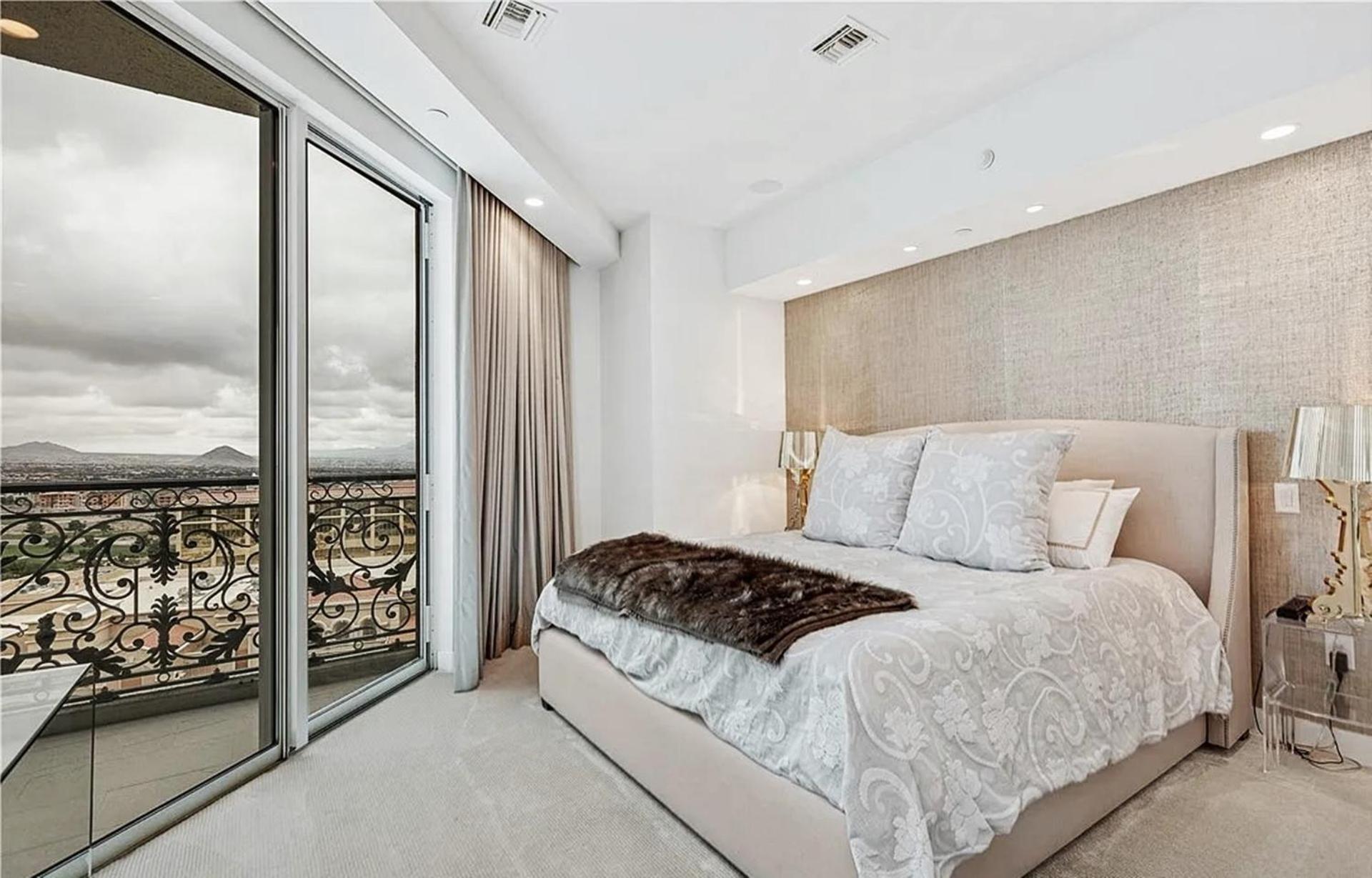 Luxurious Four-bedroom Penthouse Apartment *