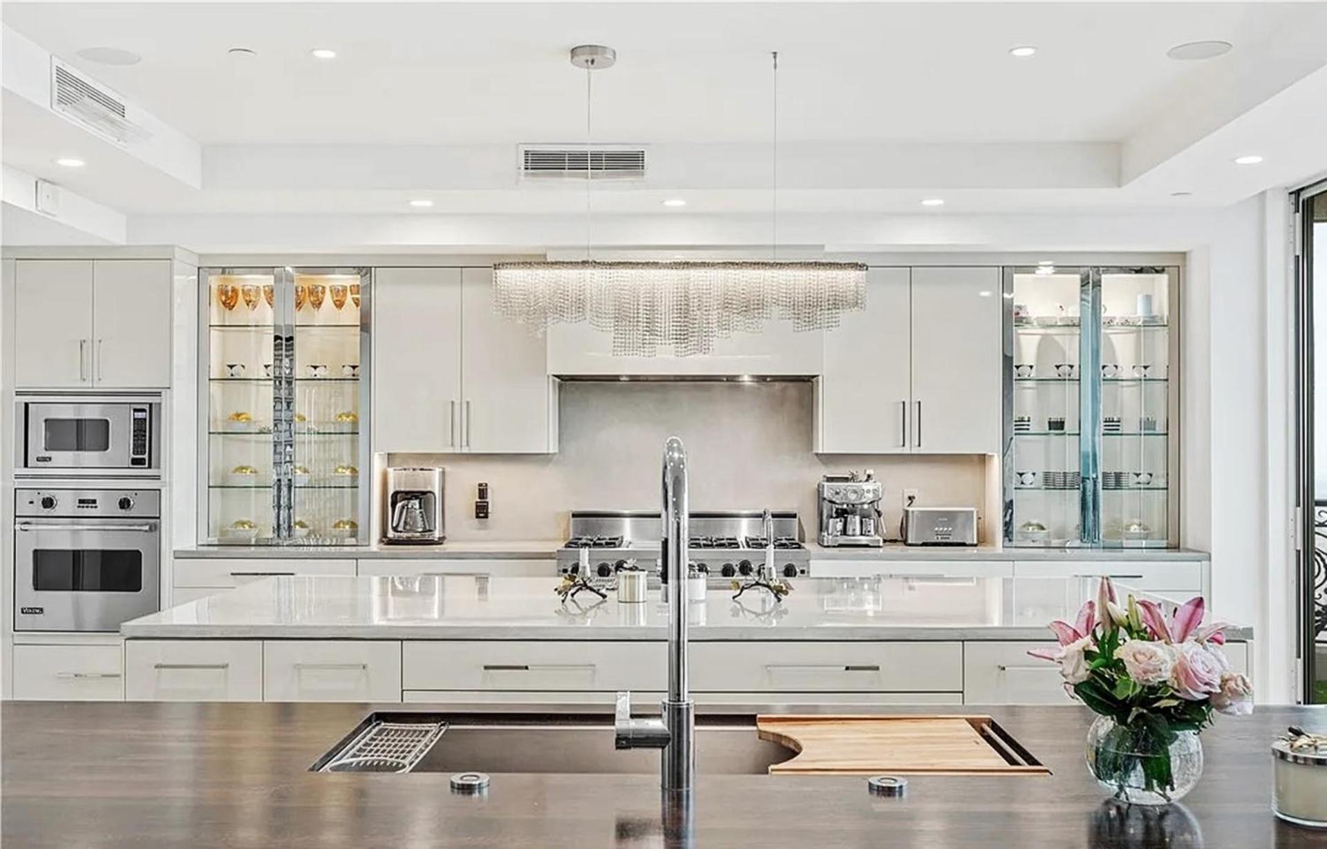 Luxurious Four-bedroom Penthouse Apartment *