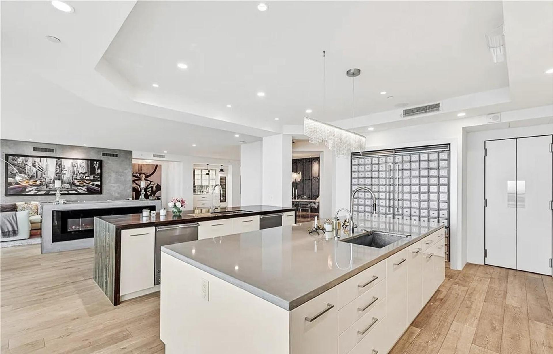 Apartment Luxurious Four-bedroom Penthouse
