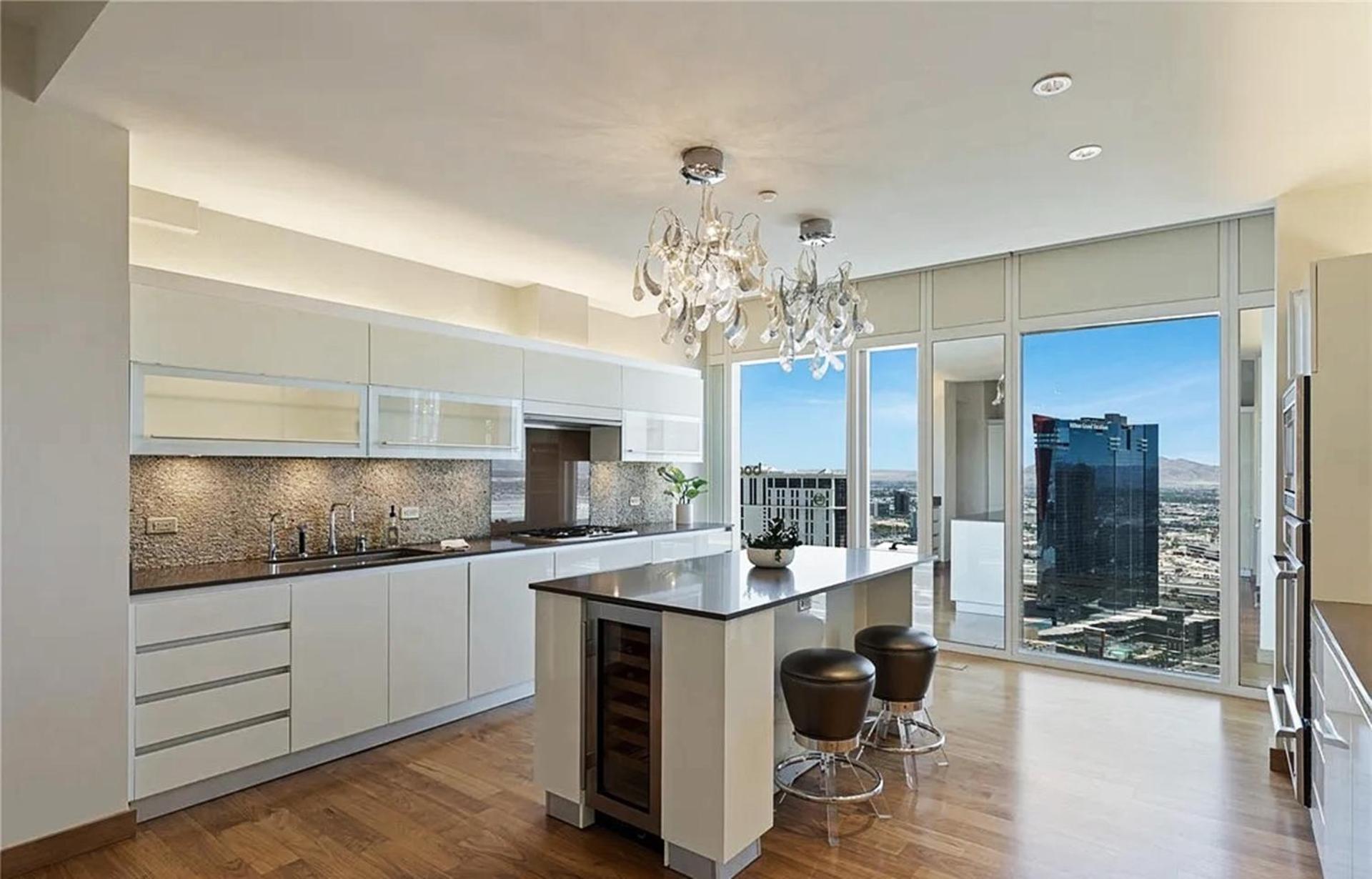 Elegant Two-bedroom Corner Appartement *