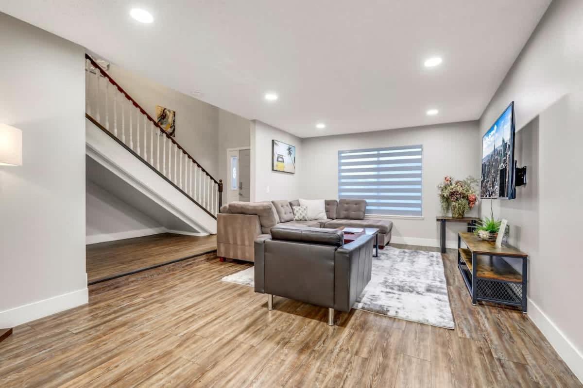 Holiday home Newly Renovated Modern Oasis W Pool Mins To Strip