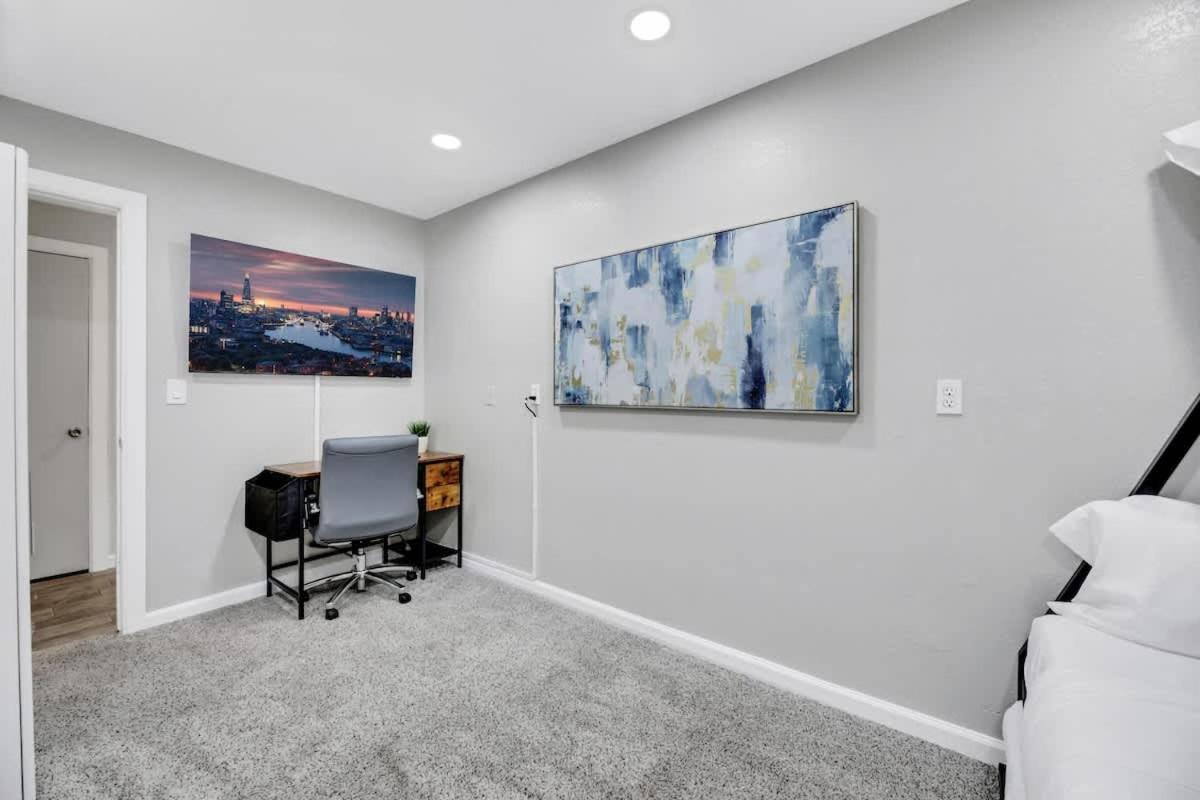 Modern With Theater And Hot Tub * Las Vegas