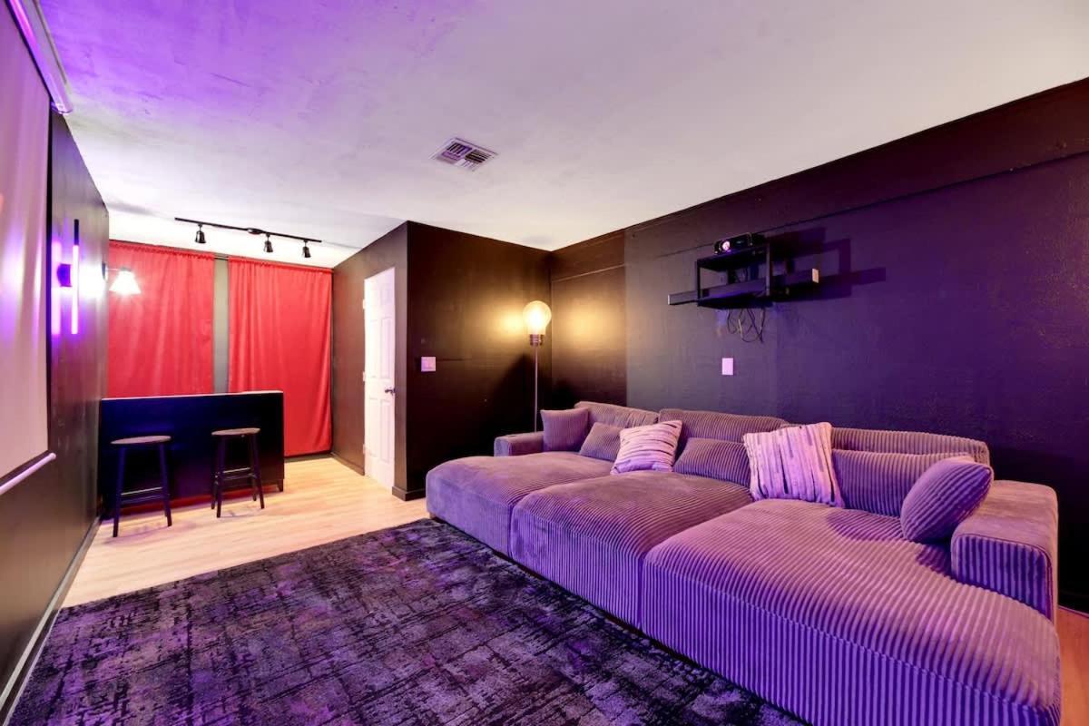 Modern With Theater And Hot Tub Holiday home *