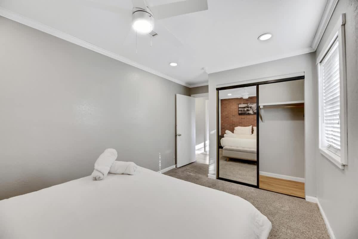 Modern With Theater And Hot Tub * Las Vegas