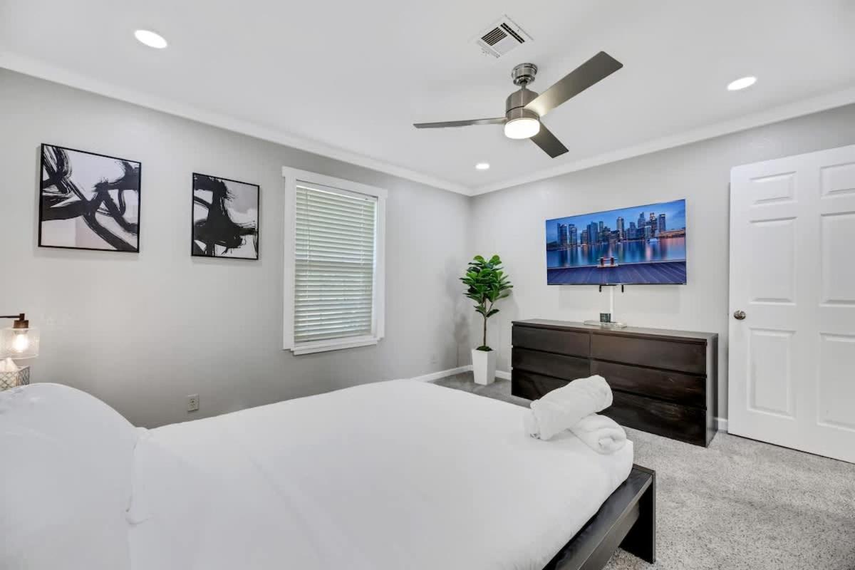 Modern With Theater And Hot Tub * Las Vegas
