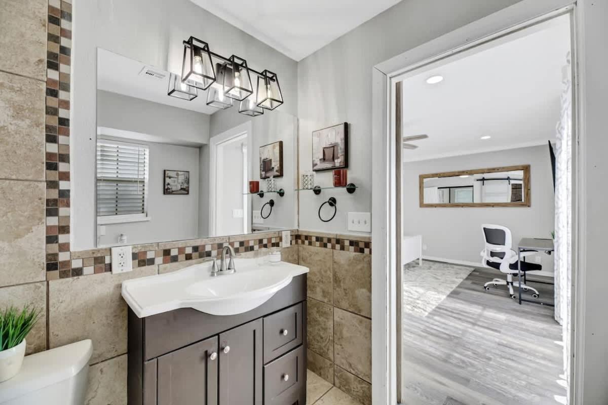 Modern With Theater And Hot Tub Holiday home *