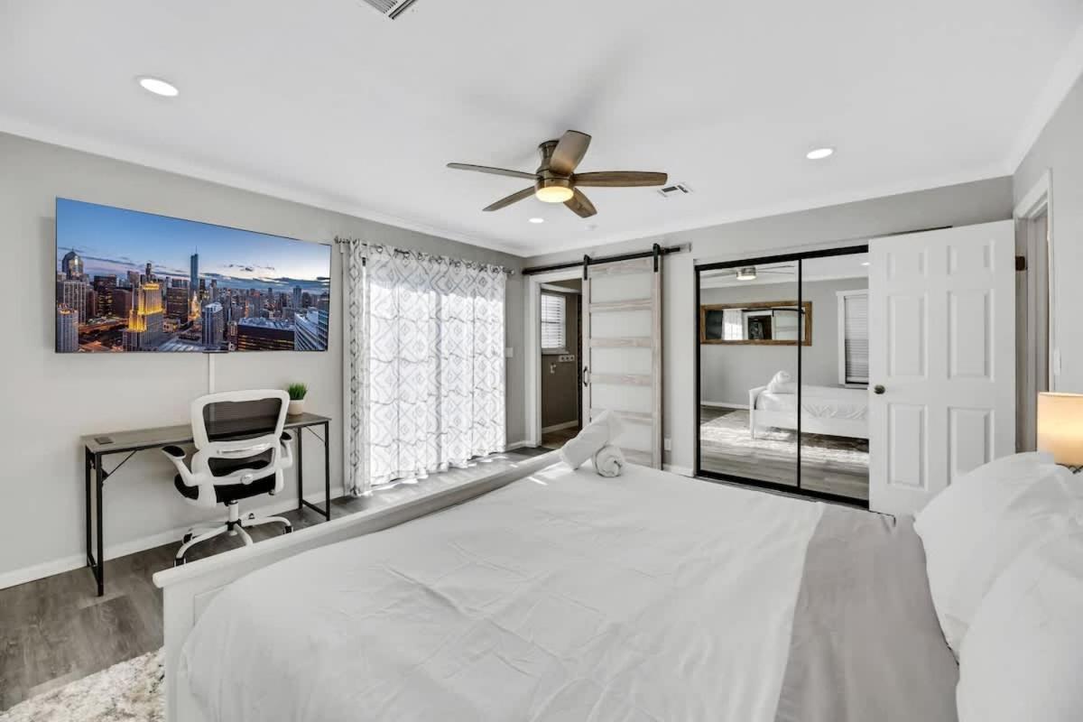 Modern With Theater And Hot Tub Holiday home