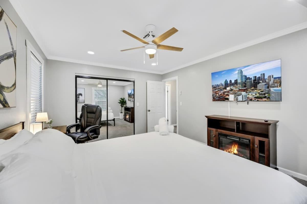 Modern With Theater And Hot Tub *