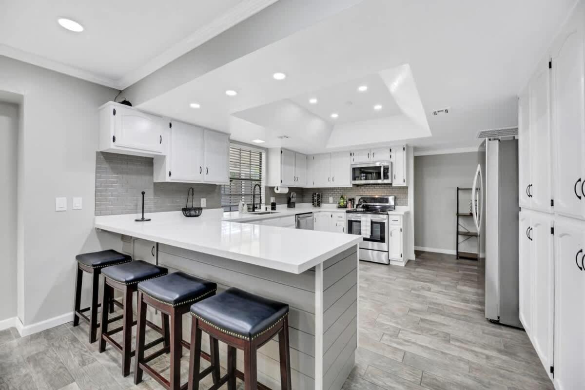 Modern With Theater And Hot Tub Holiday home