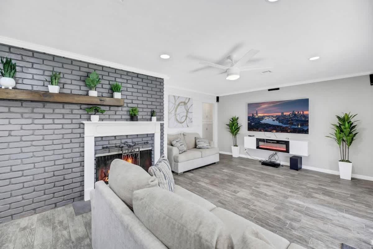 Modern With Theater And Hot Tub Holiday home *