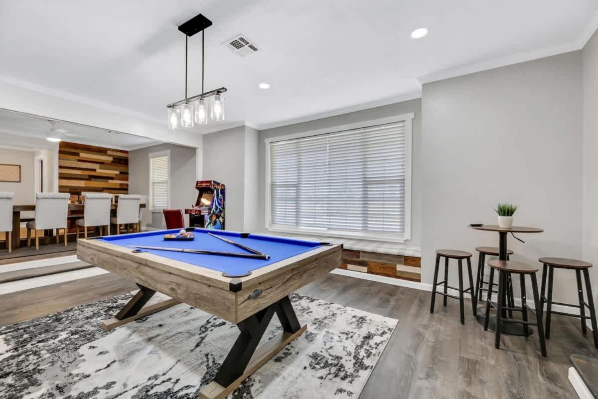 Modern With Theater And Hot Tub *