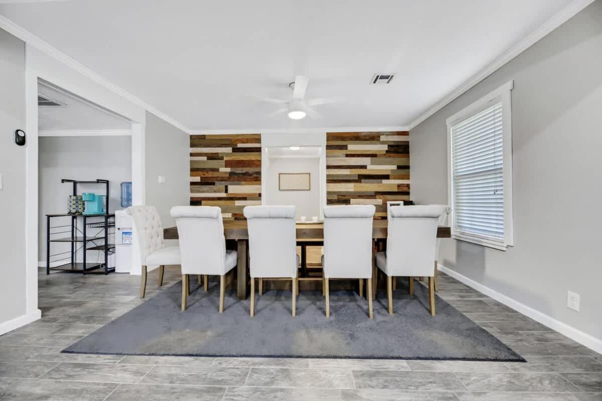 Modern With Theater And Hot Tub Holiday home Las Vegas