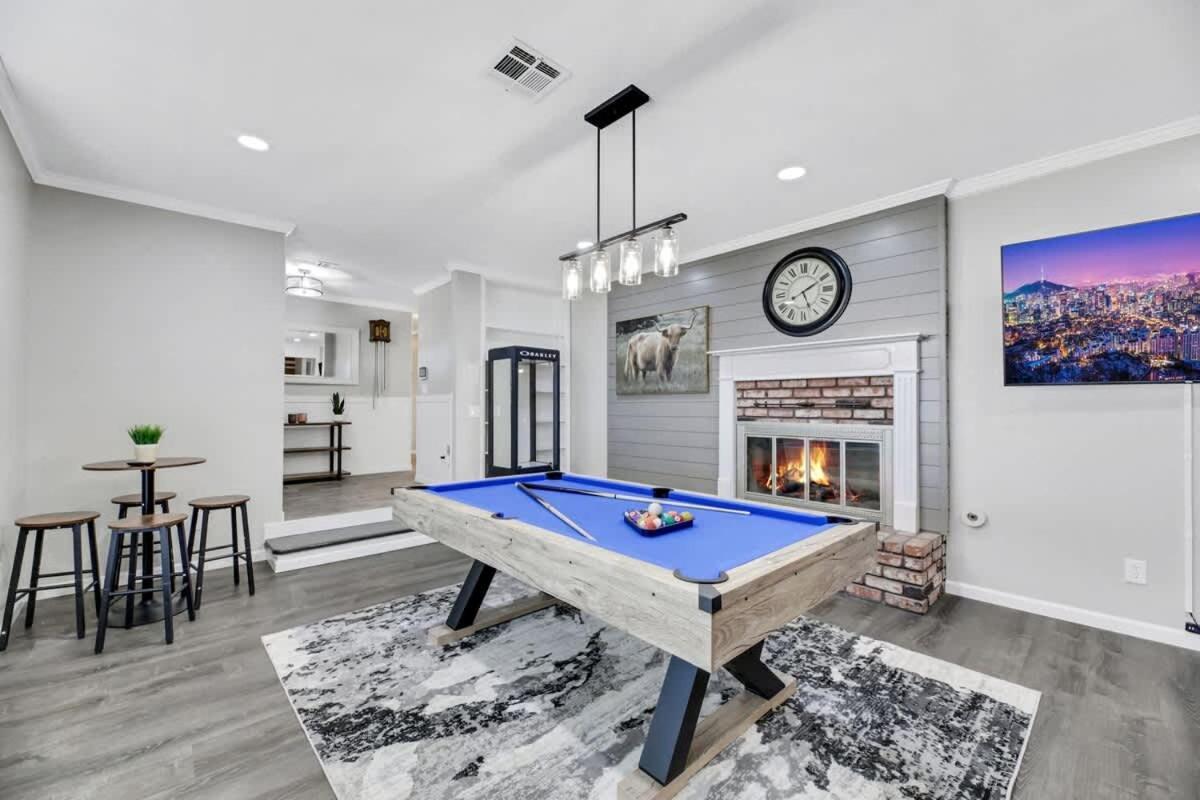 Modern With Theater And Hot Tub Holiday home
