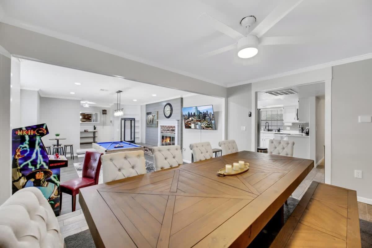 Modern With Theater And Hot Tub Holiday home *