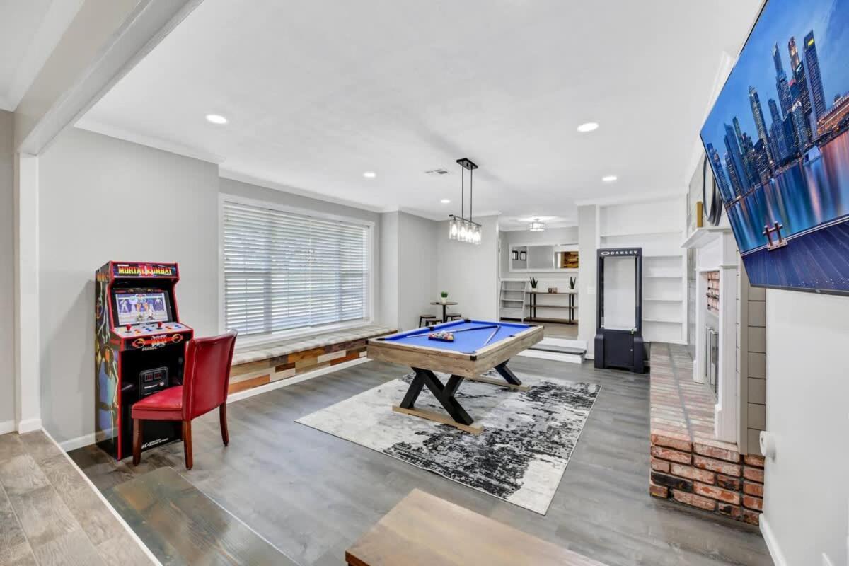 Modern With Theater And Hot Tub Holiday home *