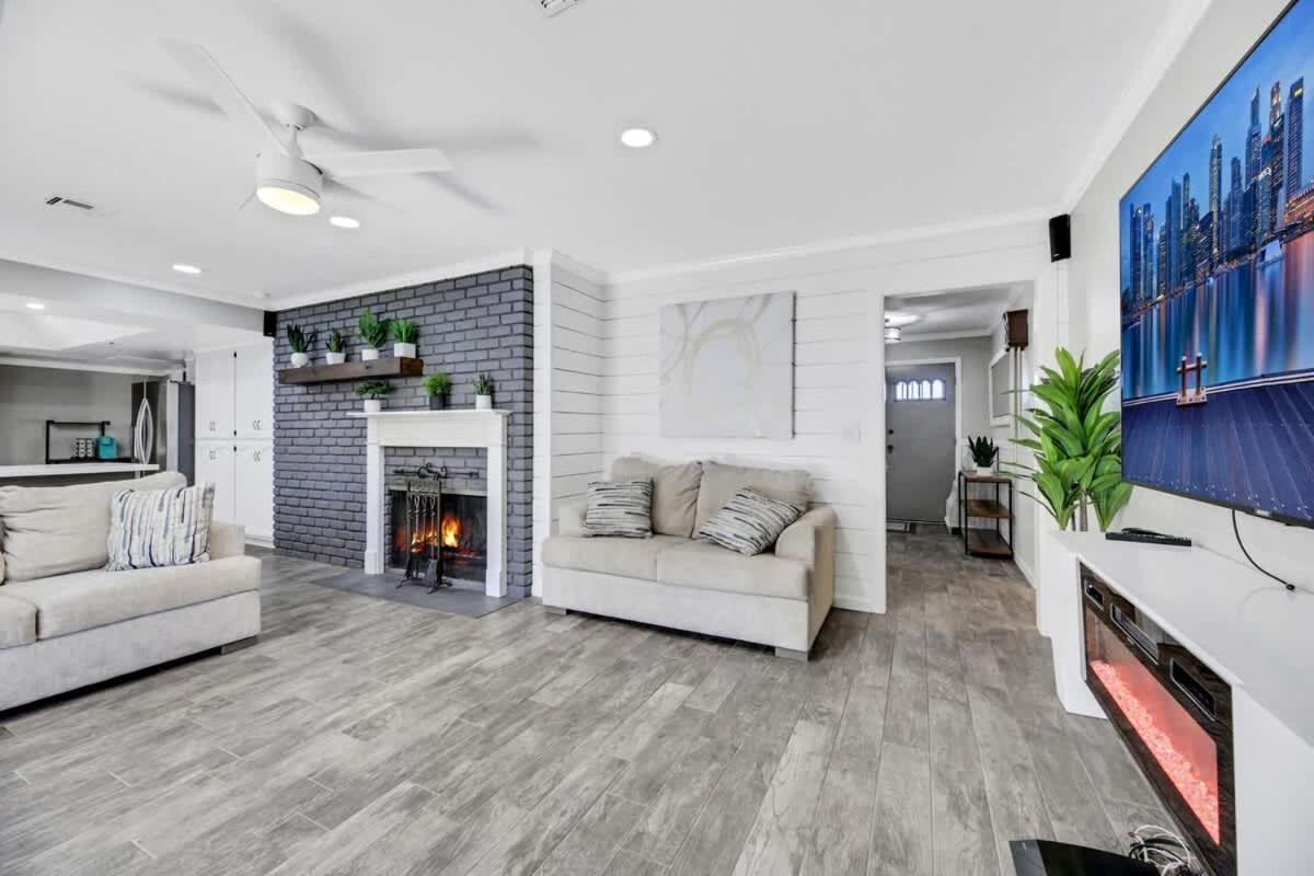 Modern With Theater And Hot Tub Holiday home