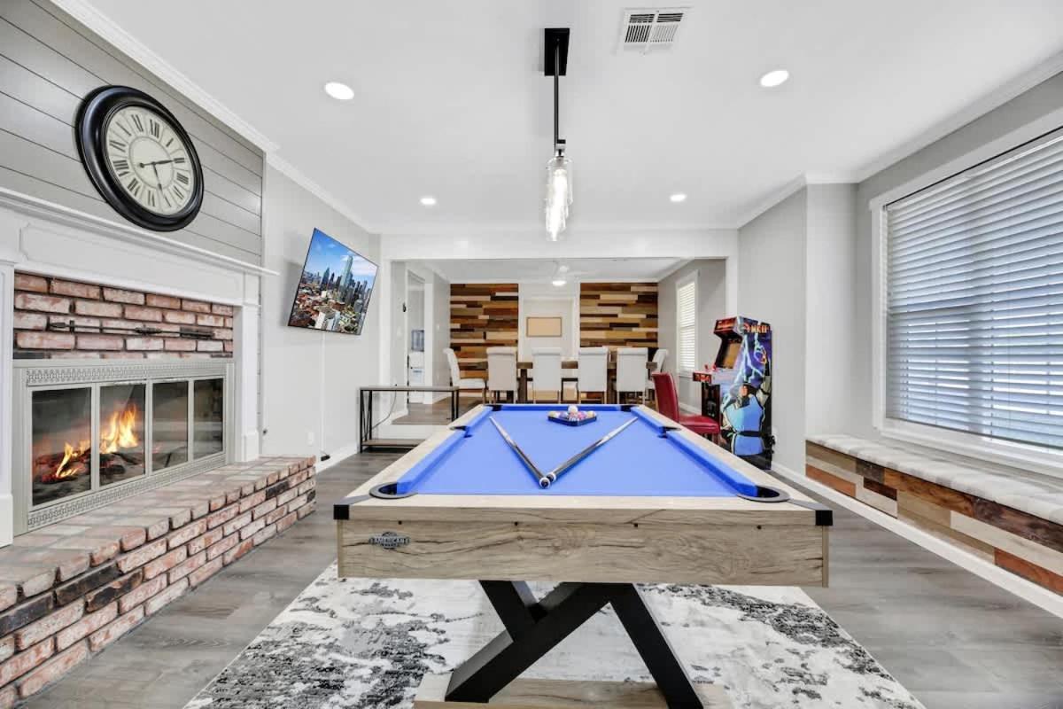 Modern With Theater And Hot Tub Holiday home