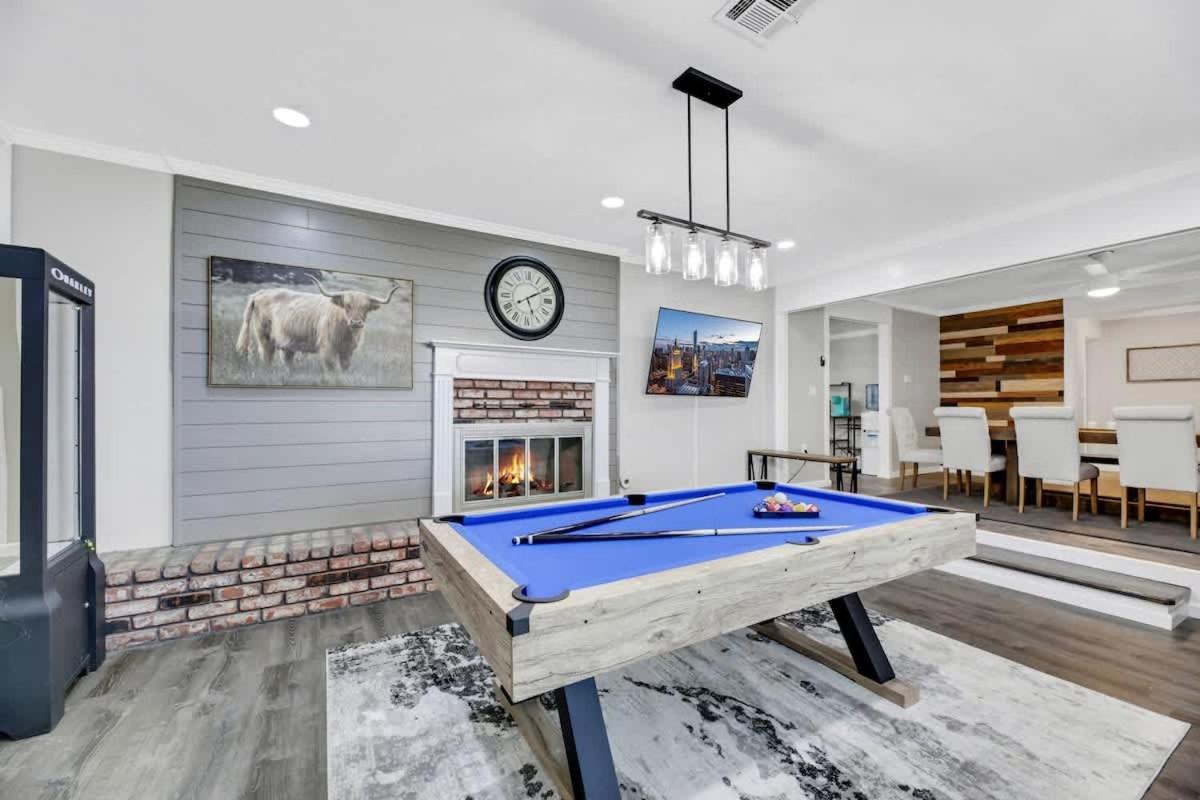 Modern With Theater And Hot Tub Holiday home *