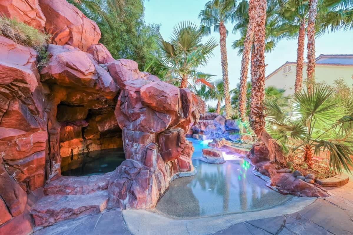 Wild Oasis With Omg Amazing Pool Modern Las Vegas