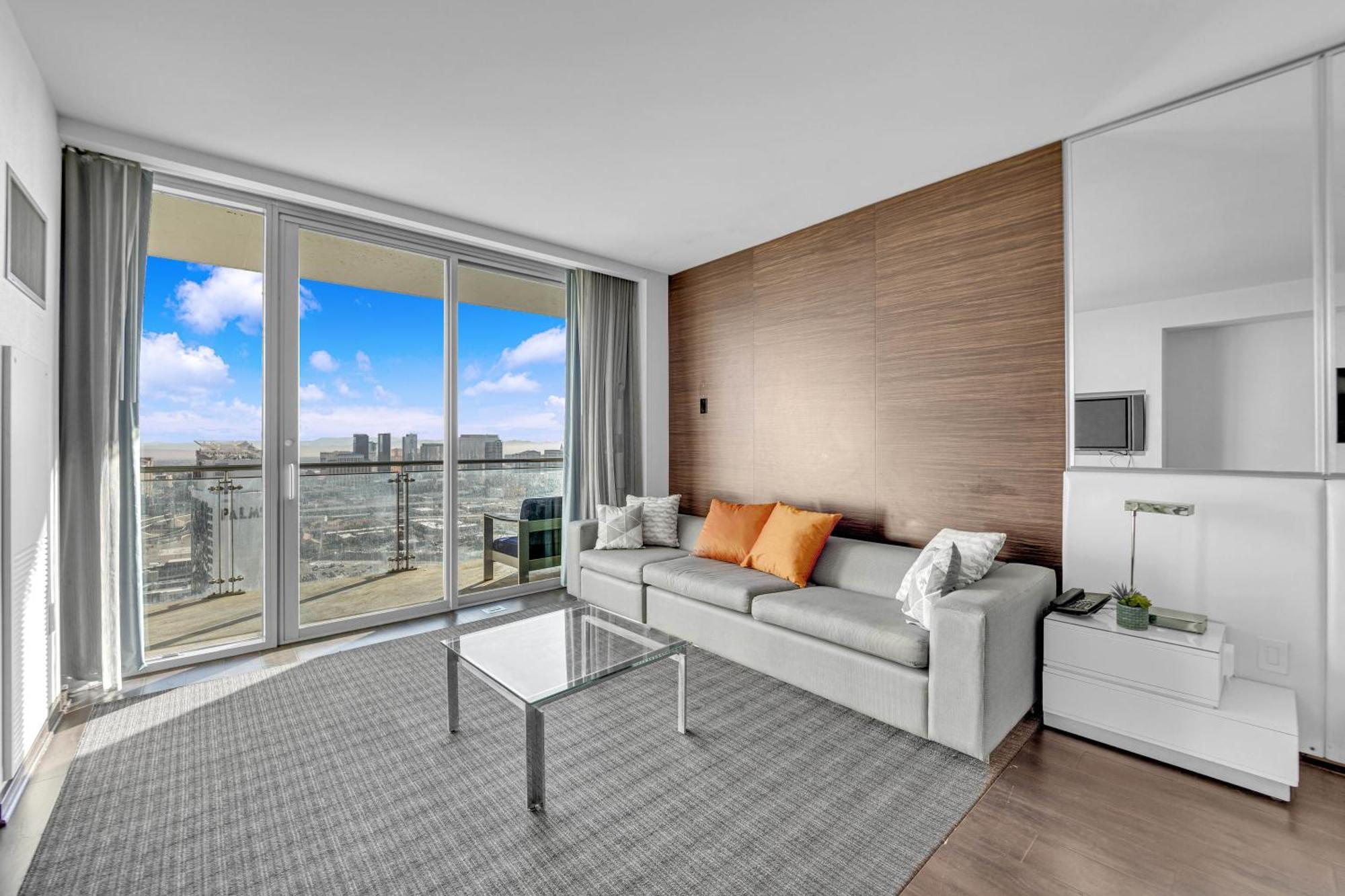 Apartment 52nd Floor Modern Luxury Studio Strip View *