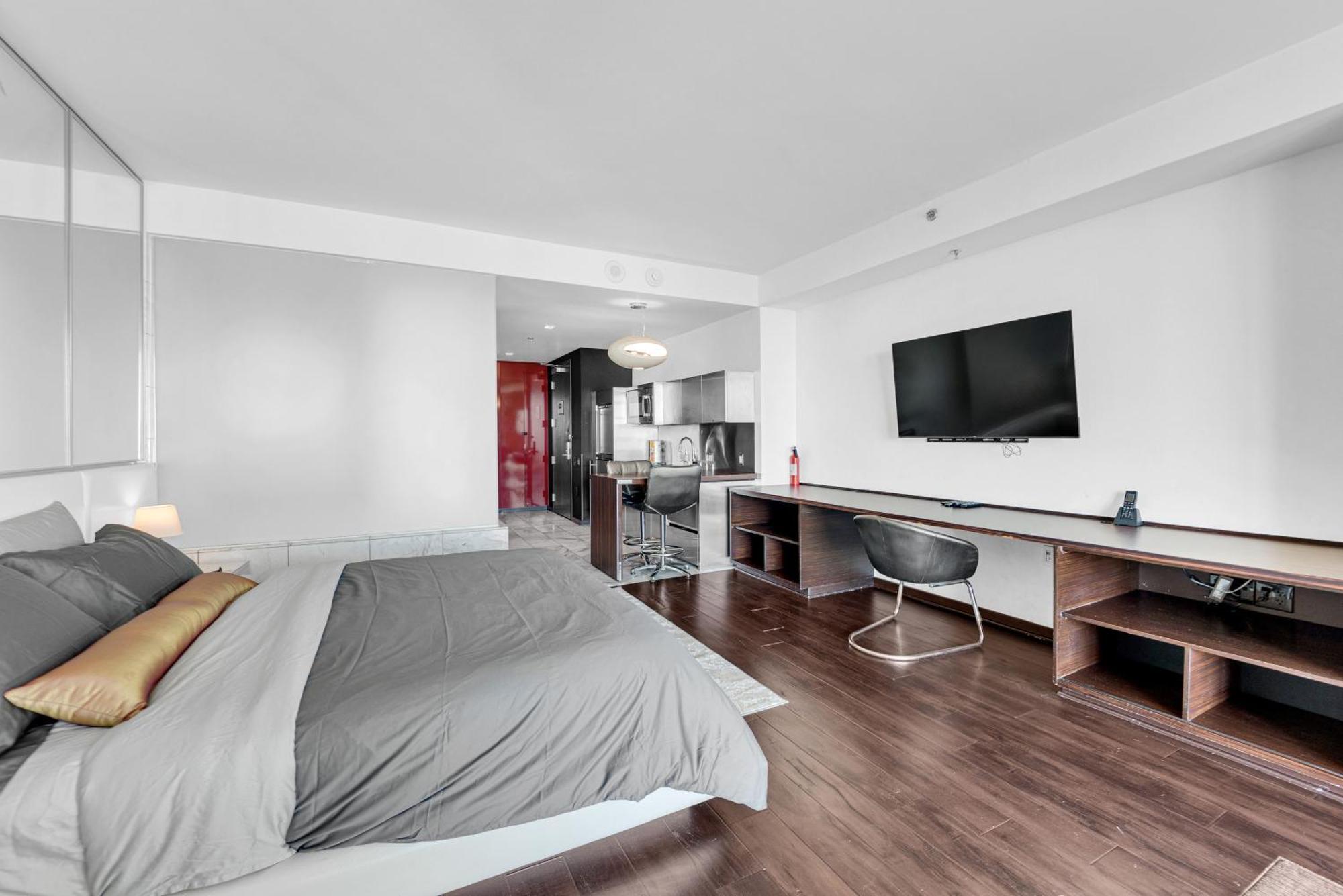 52nd Floor Modern Luxury Studio Strip View *