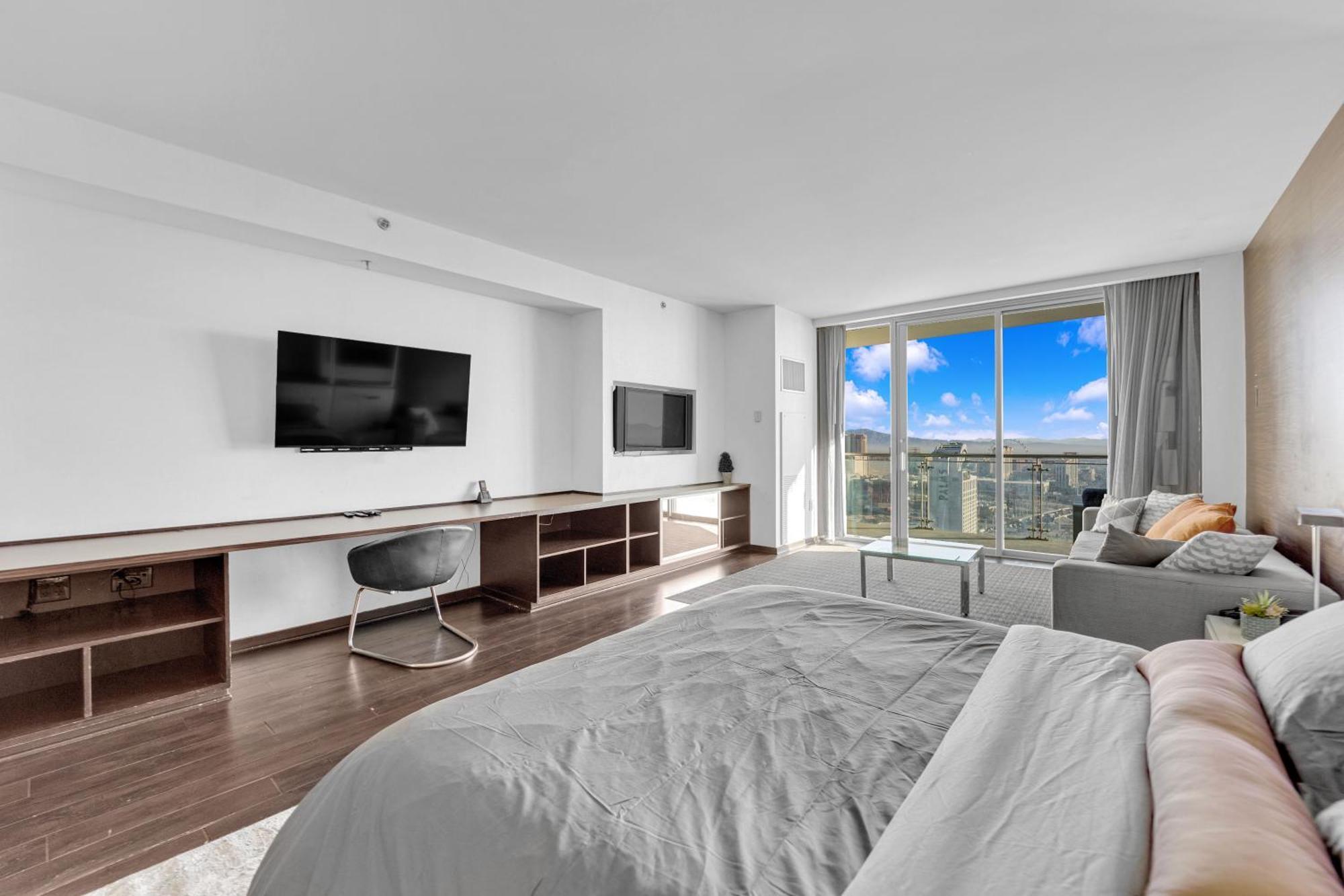 Apartment 52nd Floor Modern Luxury Studio Strip View *