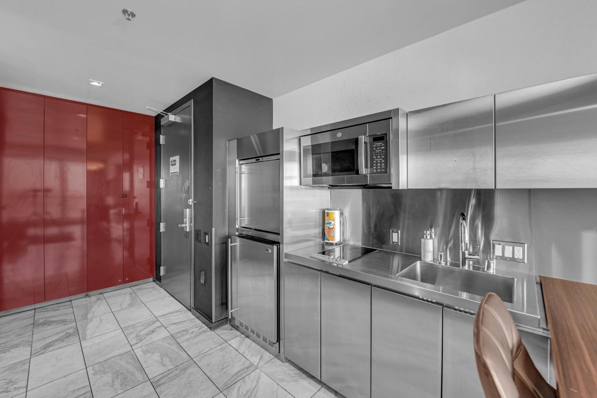 52nd Floor Modern Luxury Studio Strip View Apartment