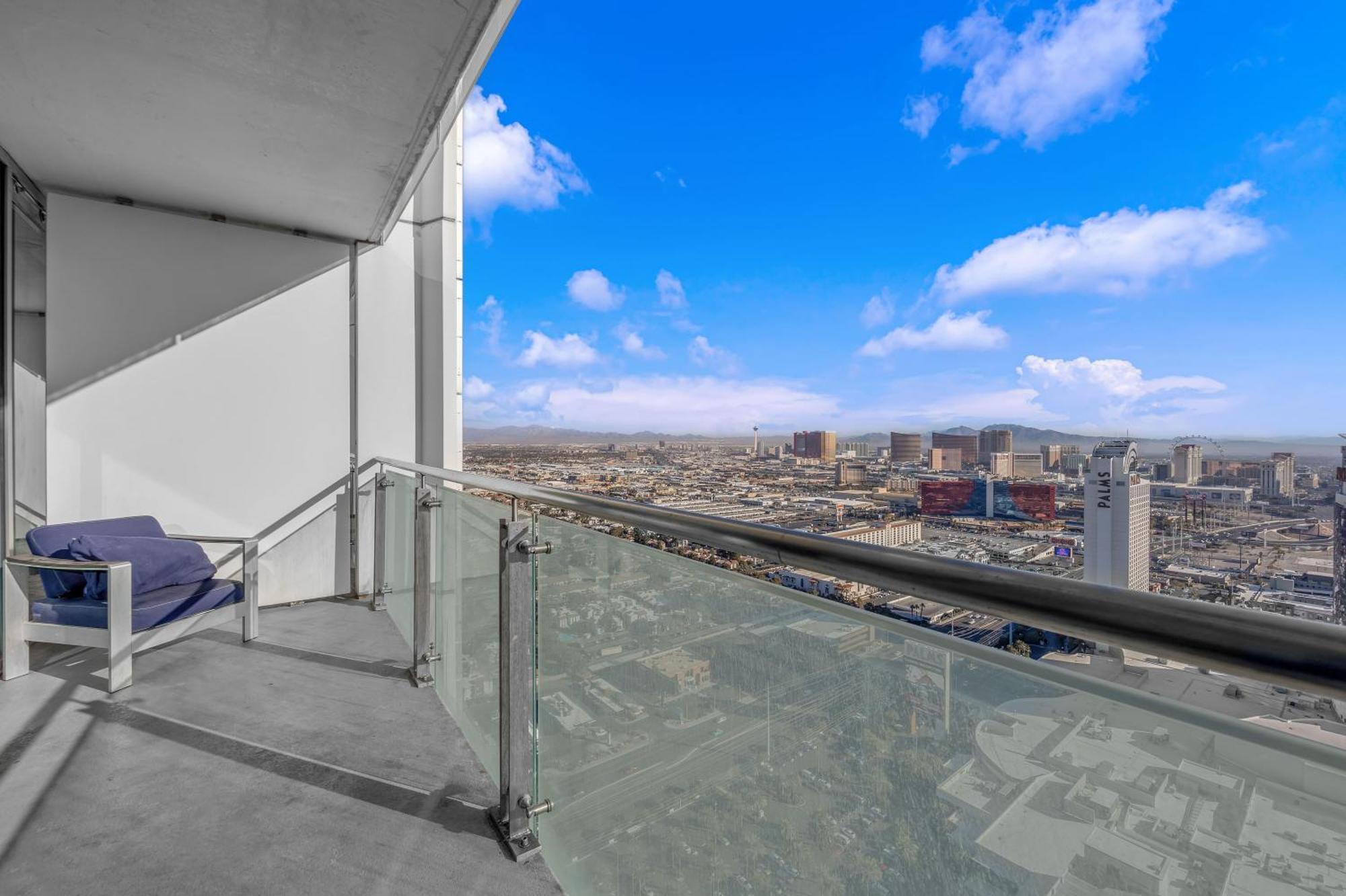 Apartment 52nd Floor Modern Luxury Studio Strip View *