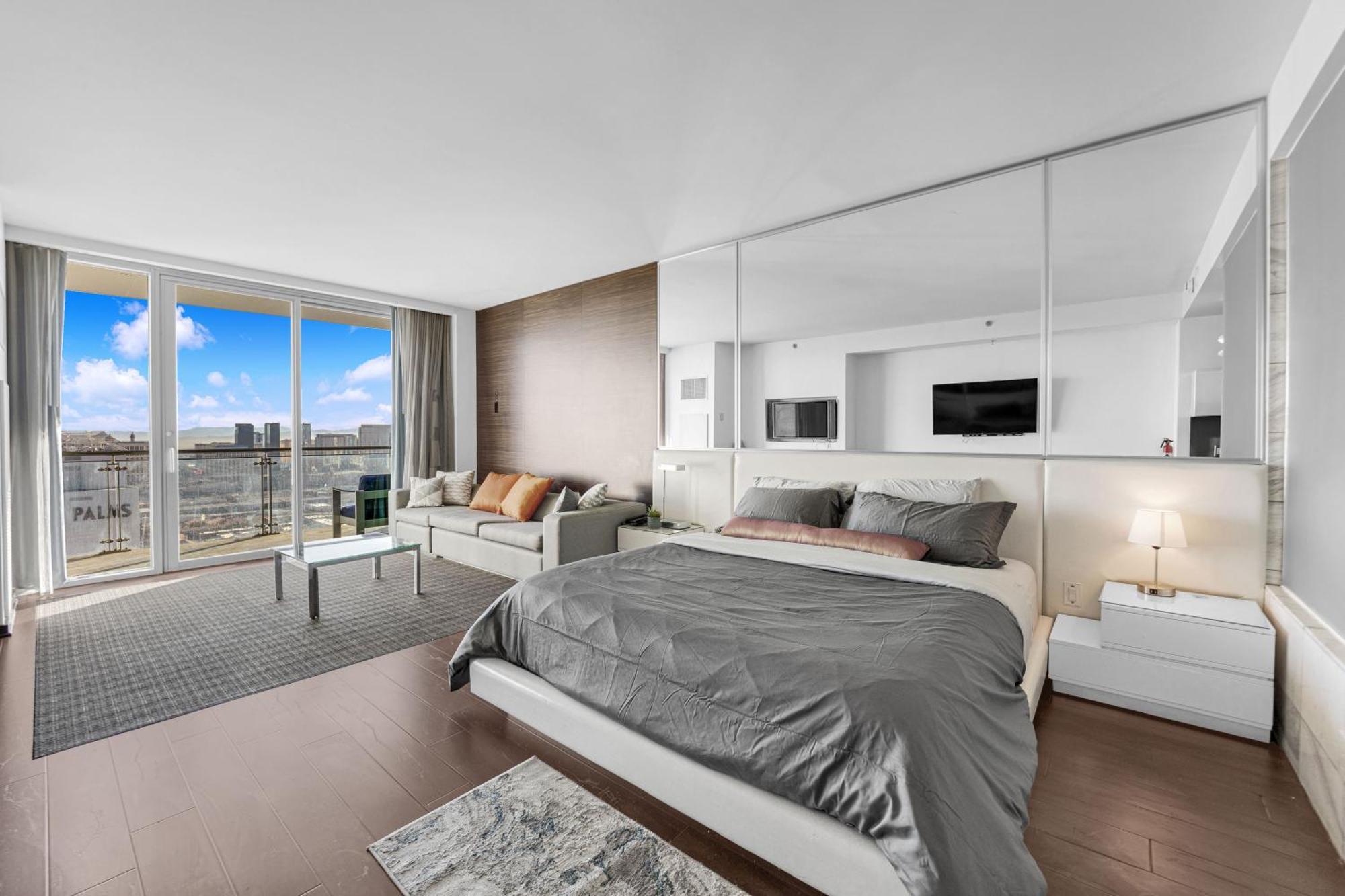 52nd Floor Modern Luxury Studio Strip View Apartment Las Vegas