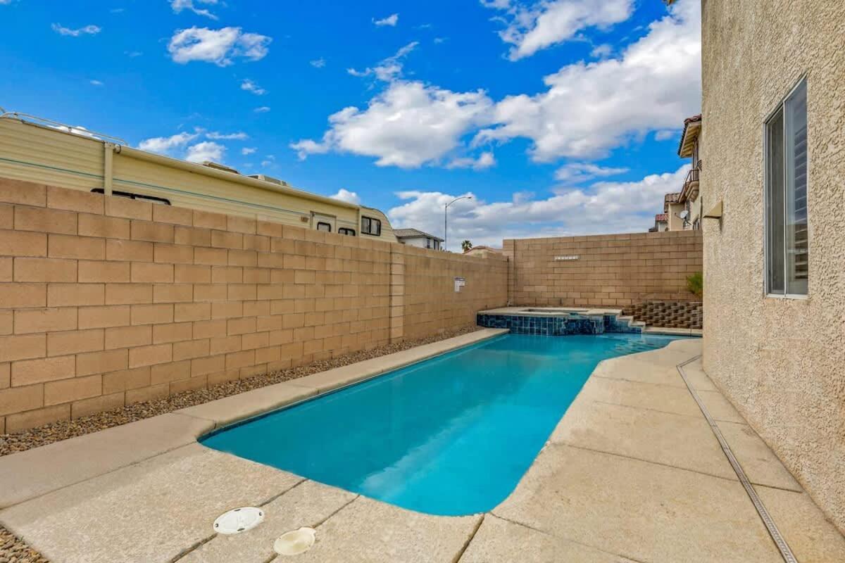 The Designer House With Heated Pool And 10 Min To Strip Great For Family *