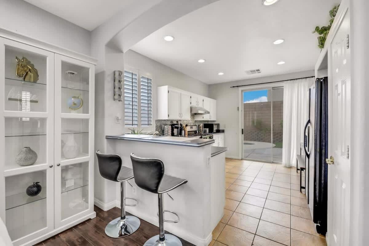 The Designer House With Heated Pool And 10 Min To Strip Great For Family *