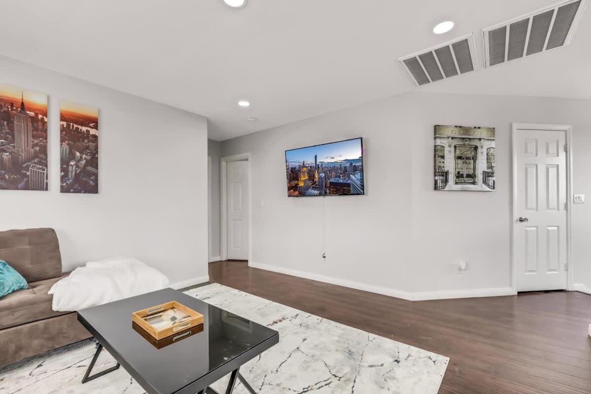 The Designer House With Heated Pool And 10 Min To Strip Great For Family