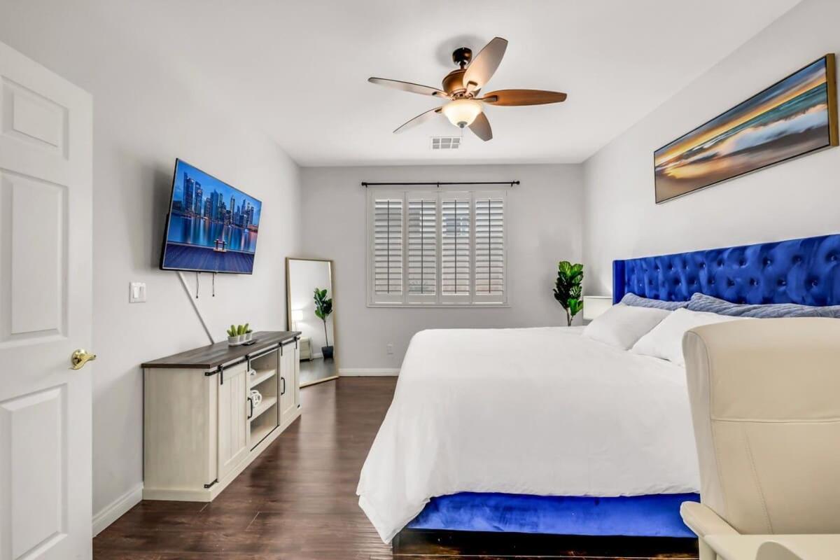 The Designer House With Heated Pool And 10 Min To Strip Great For Family Holiday home *