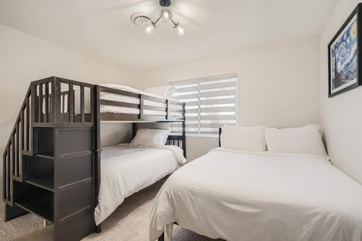 Heated Pool Modern Ranch 10 Min To Strip Holiday home Las Vegas